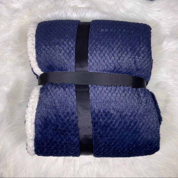 ✨SOLD-OUT✨Navy Diamond Micromink Sherpa Throw - Picture 2 of 3